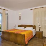 Lukrecia, For 9, Private Pool, Free Parking, 450 M From The Supetar