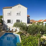 Villa Lukrecia, For 9, Private Pool, Free Parking, 450 M From The Supetar